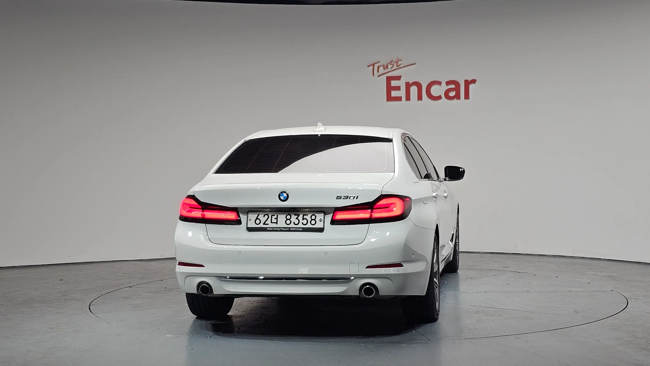 BMW 5 Series (G30) 520i 2018 3/35