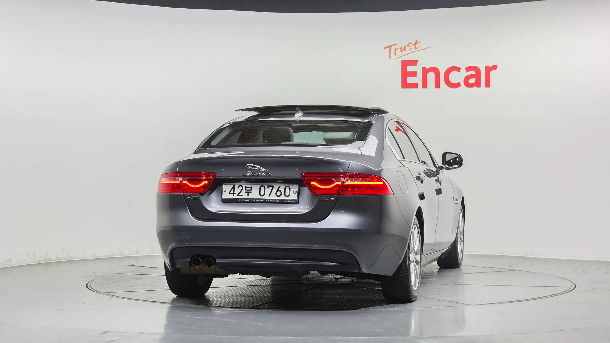 Jaguar XE 20d 2015 3/5