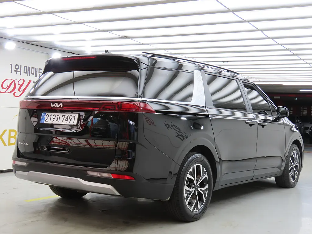 Kia Carnival 9 2023 3/5