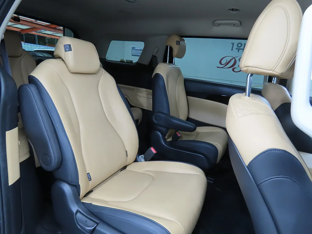 Kia Carnival 9 2023 4/5