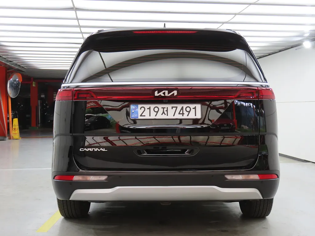 Kia Carnival 9 2023 2/5