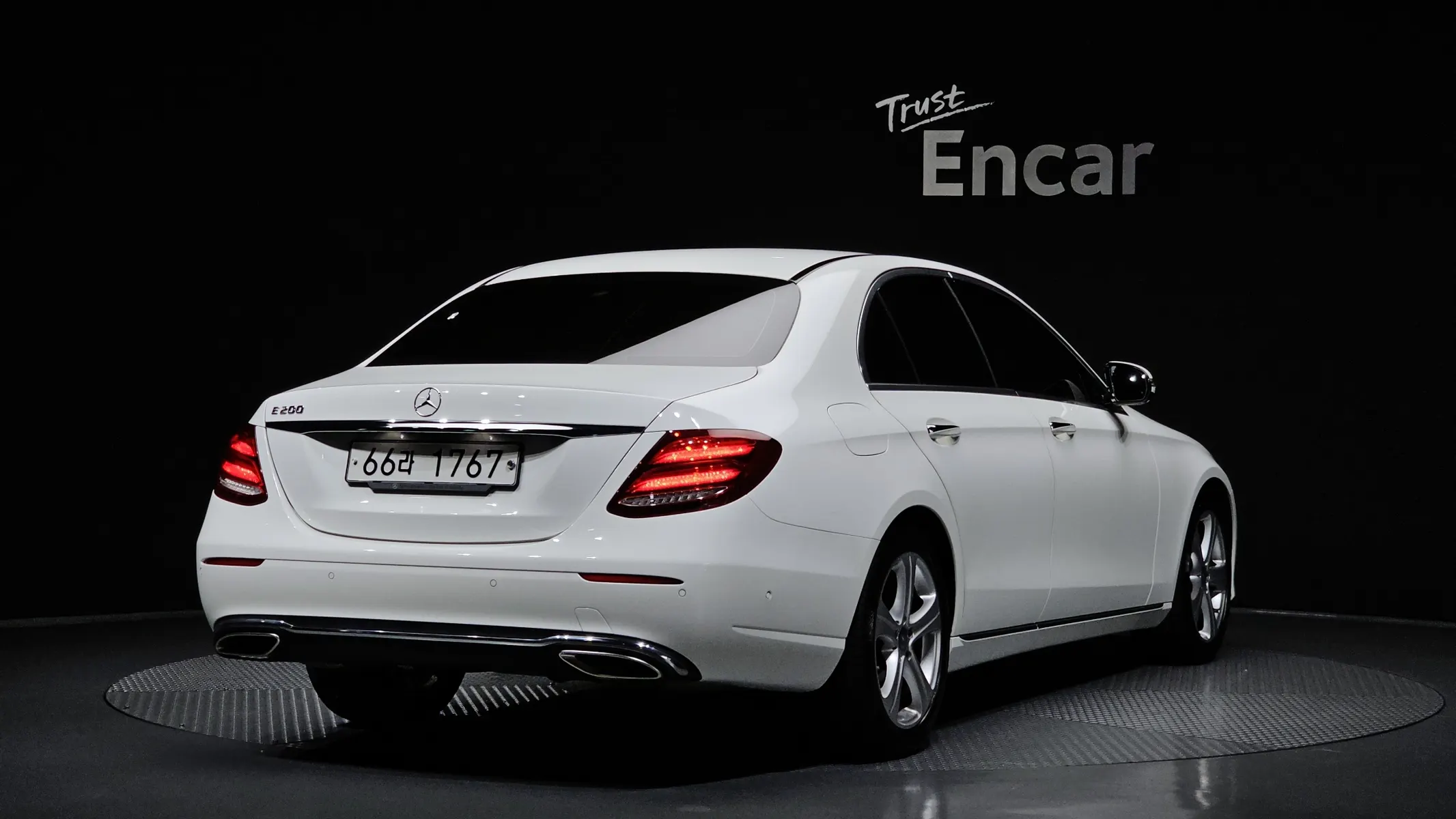 Mercedes-Benz E-Class W213 E200 2016 2/21