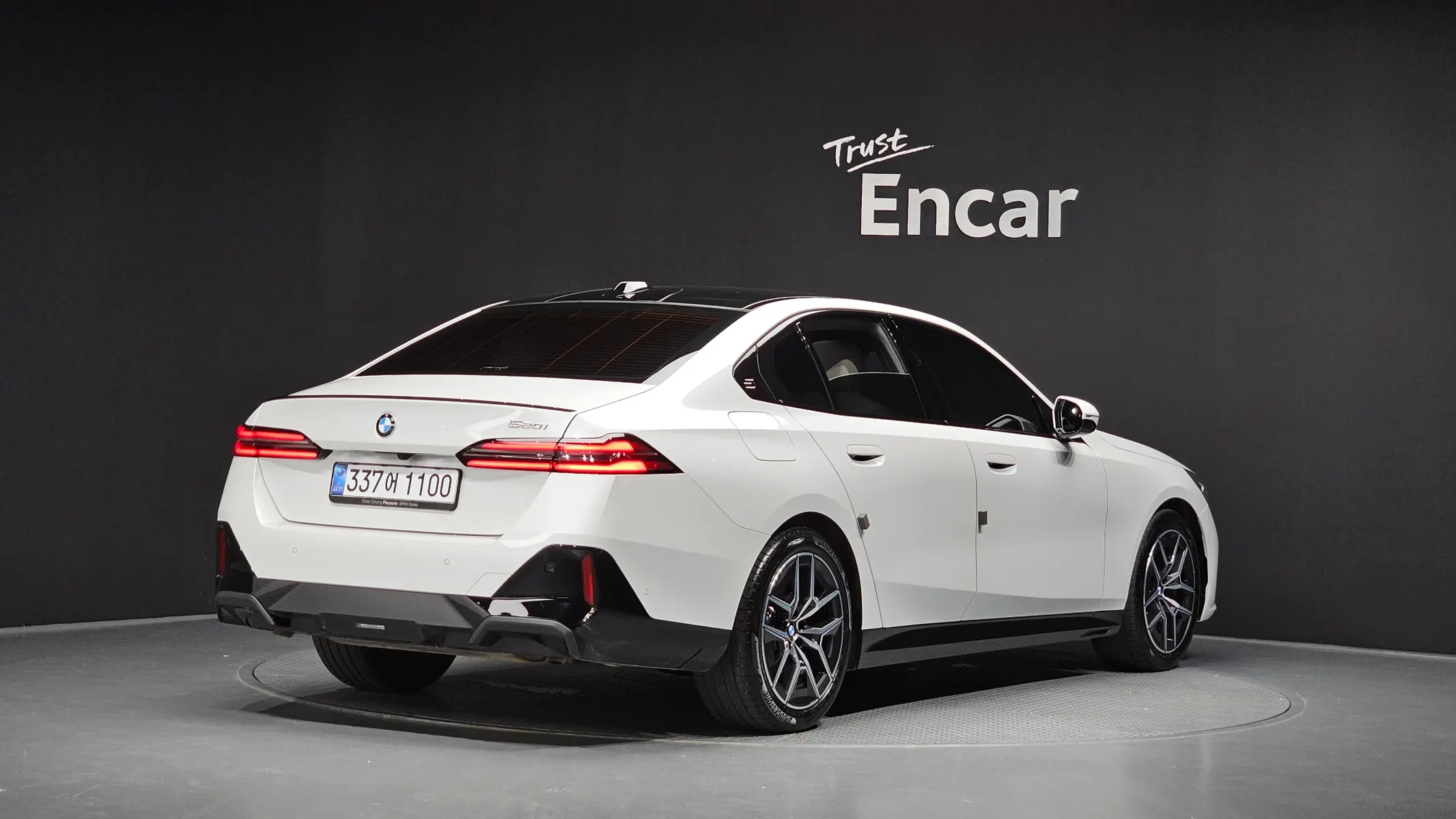 BMW 5 Series (G60) 520i 2025 2/38