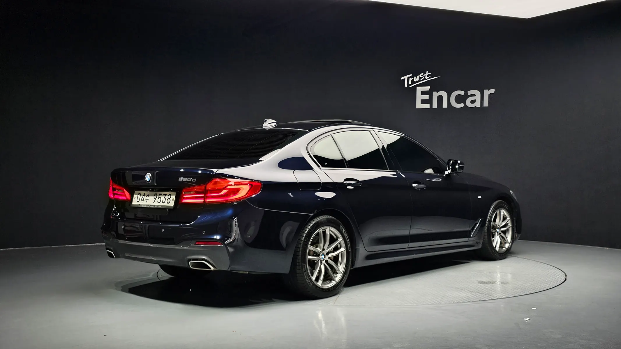 BMW 5 Series (G30) 520d M 2018 2/32