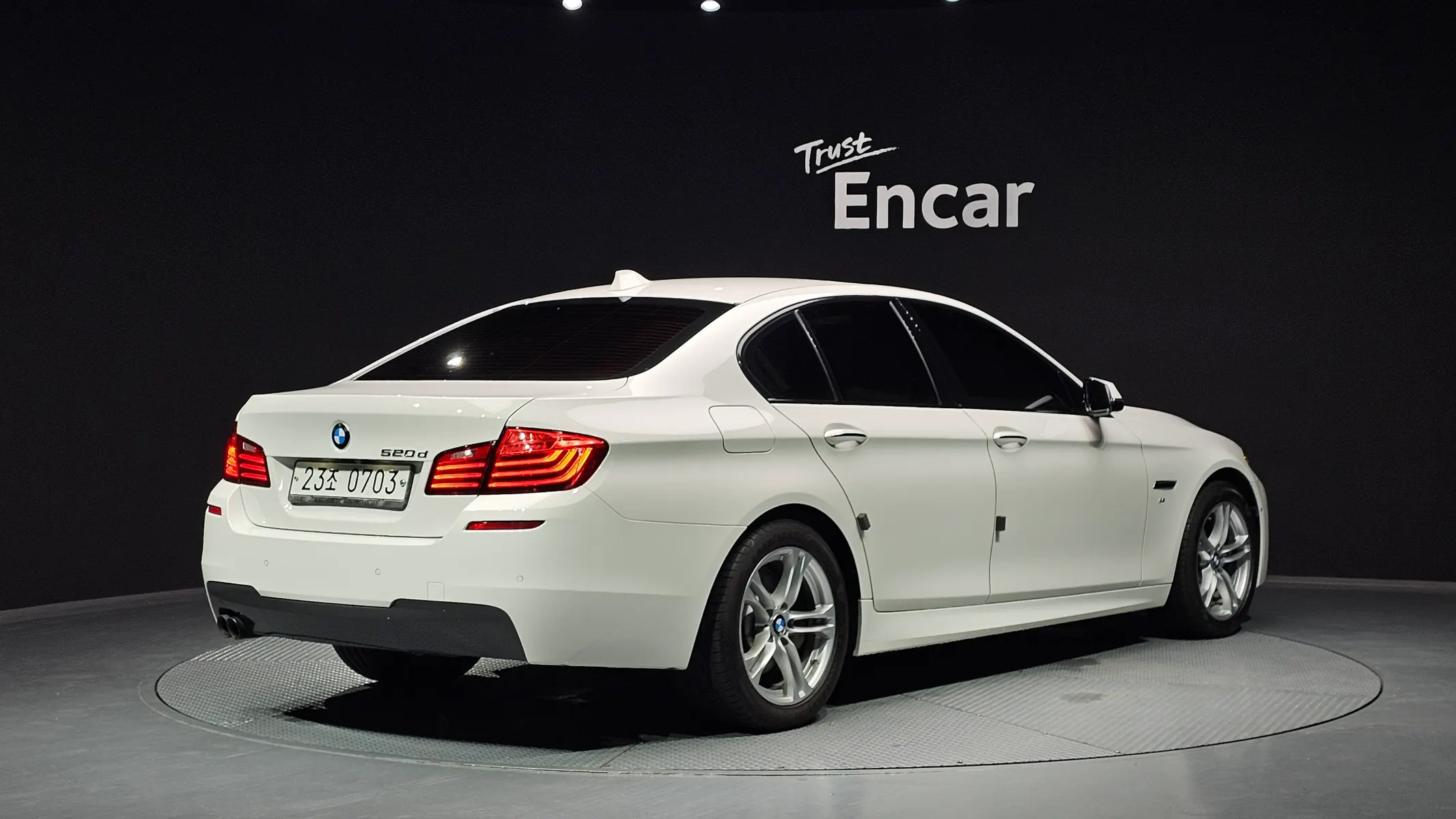 BMW 5 Series (F10) 520d M 2016 2/21