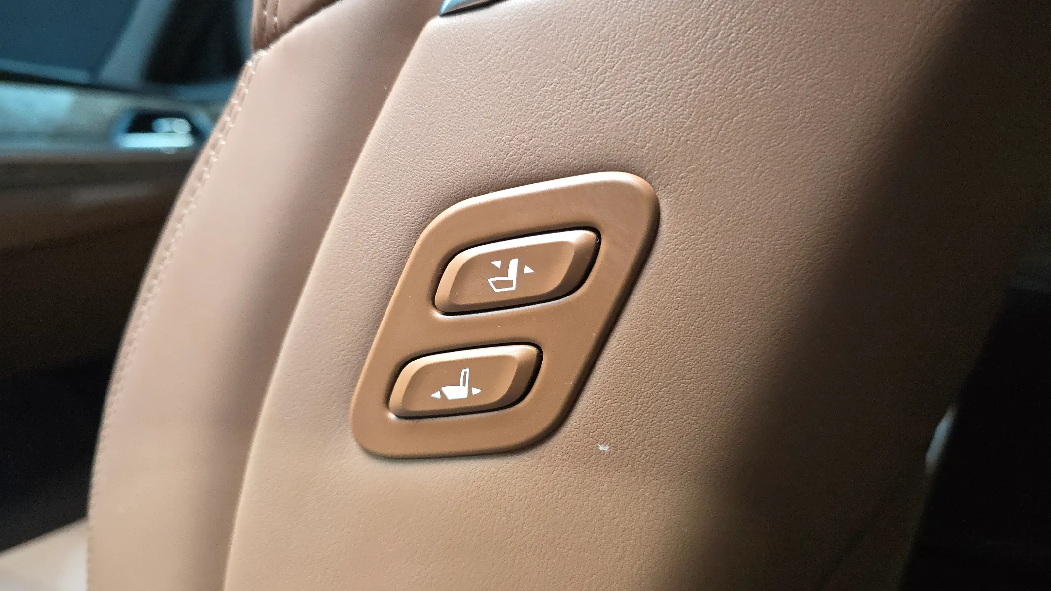 Genesis G90 3.3 T AWD 2019 34/35