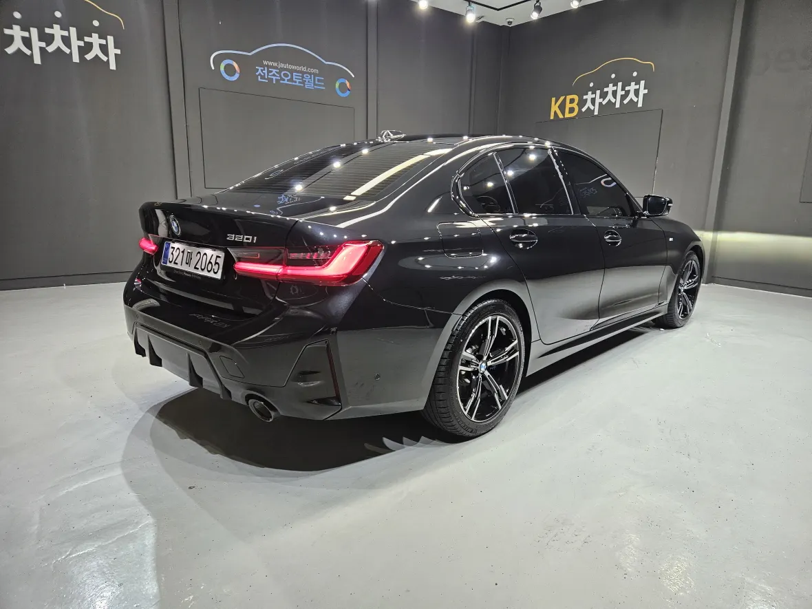 BMW 3 Series (G20) 320i M 2026 2/21