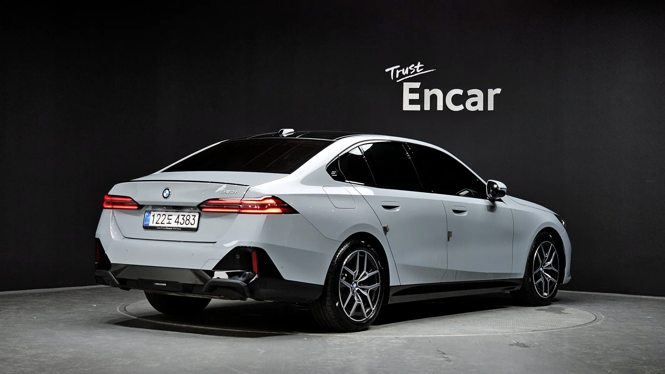 BMW 5 Series (G60) 520i 2025 2/36
