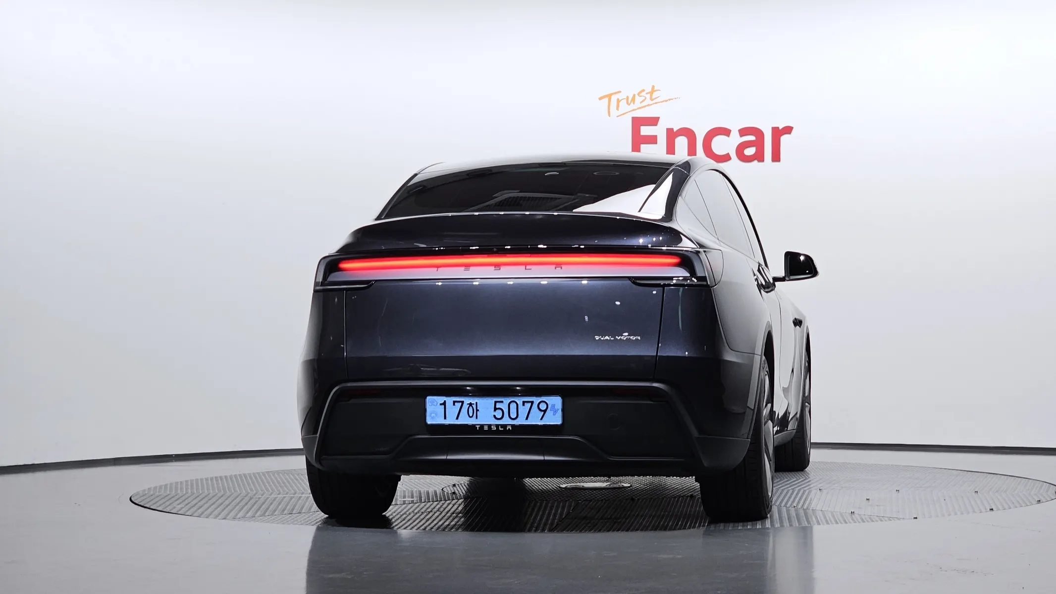 Tesla Y AWD 2025 3/5