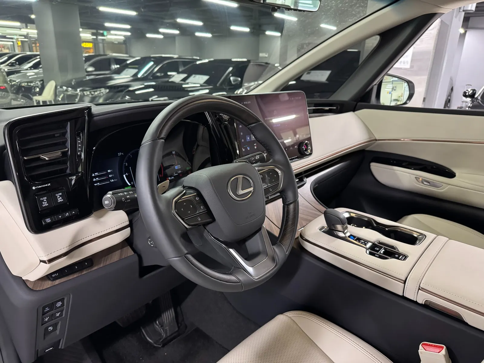 Lexus LM 2 500h 2025 3/5