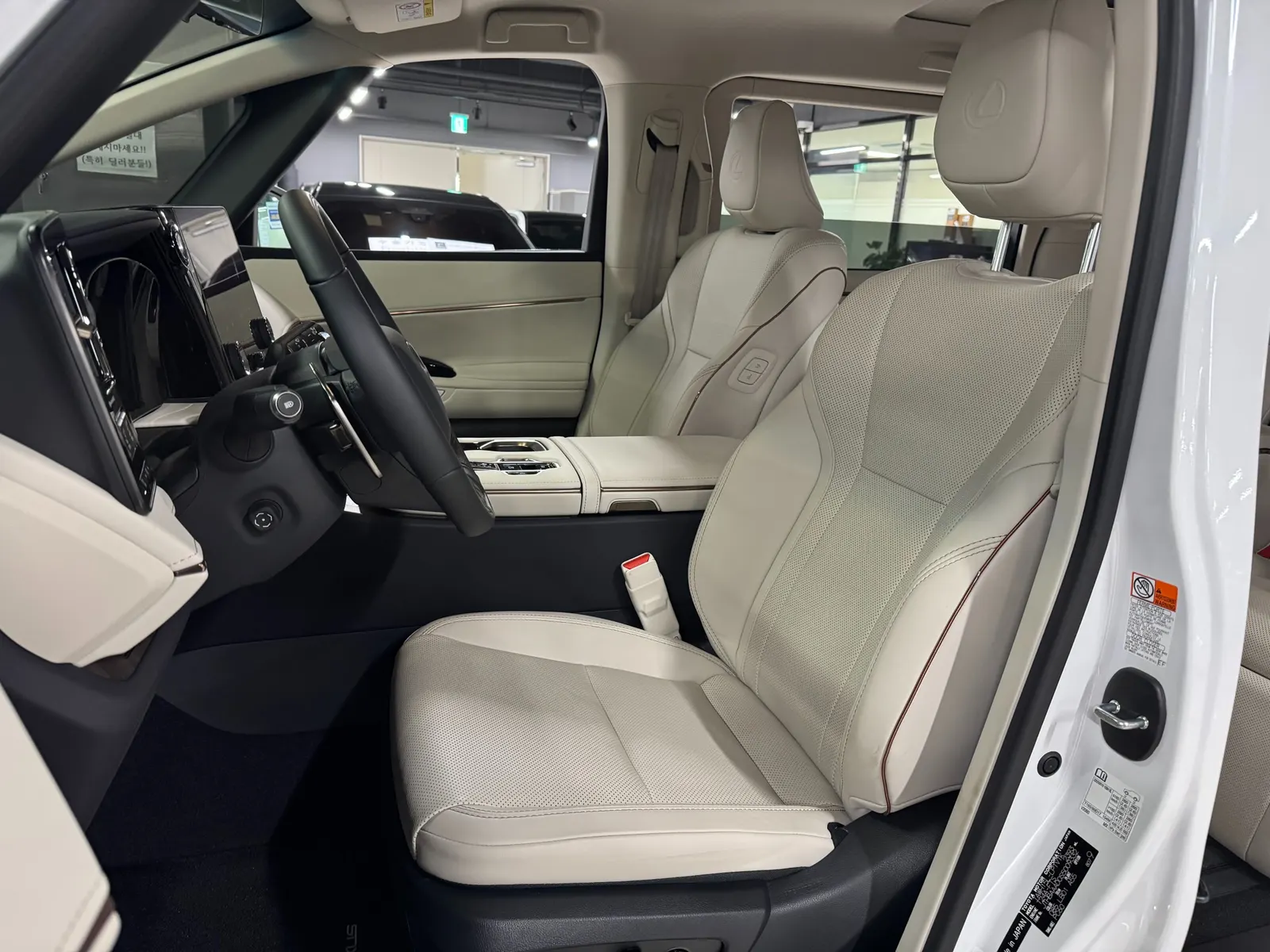 Lexus LM 2 500h 2025 4/5