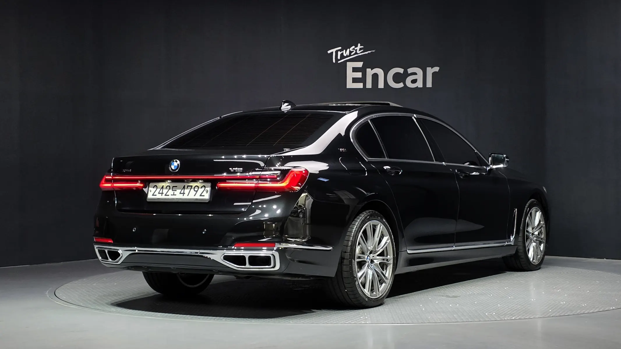 BMW 7 Series (G11) M760Li xDrive V12 2020 2/34