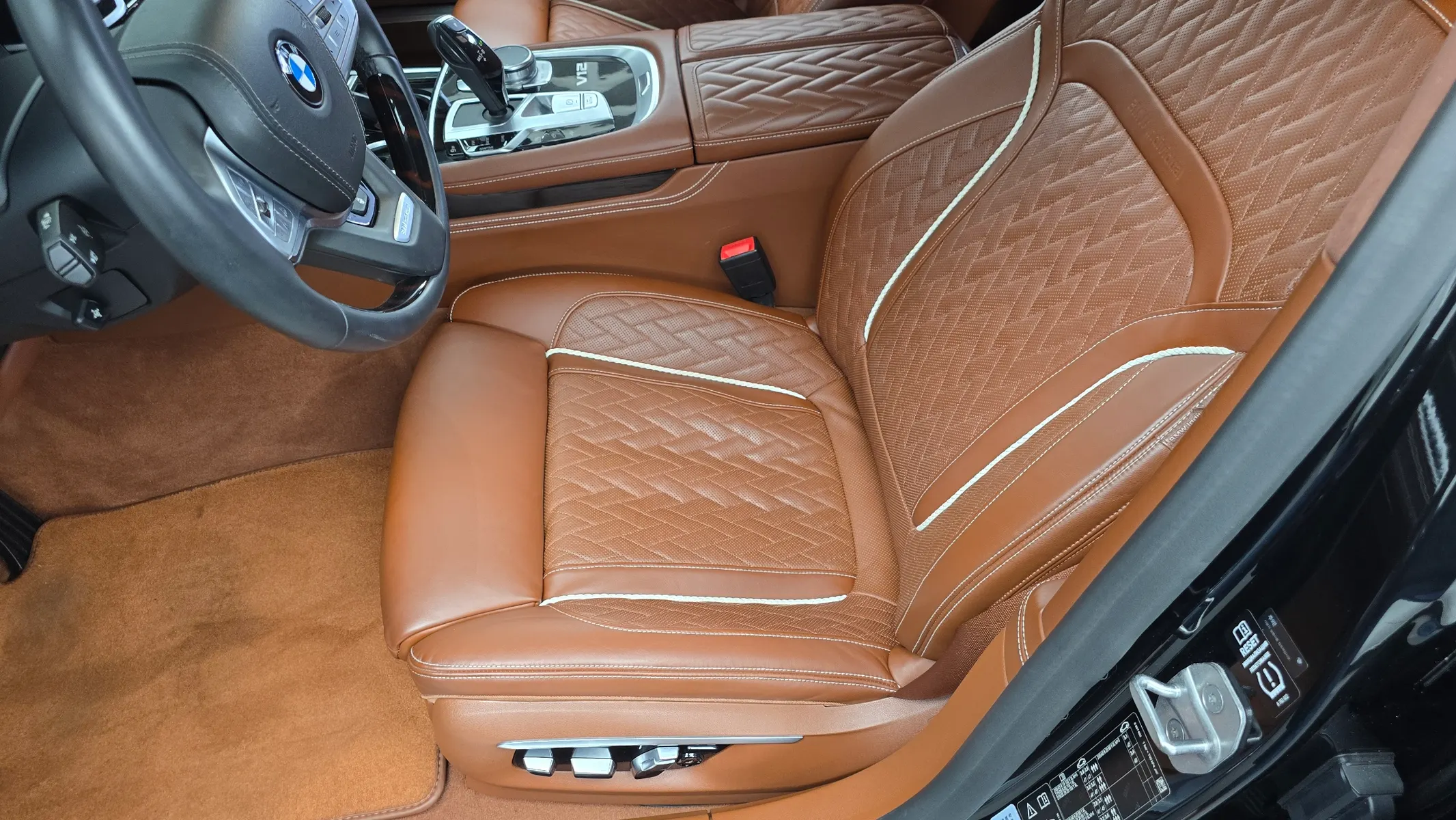 BMW 7 Series (G11) M760Li xDrive V12 2020 33/34