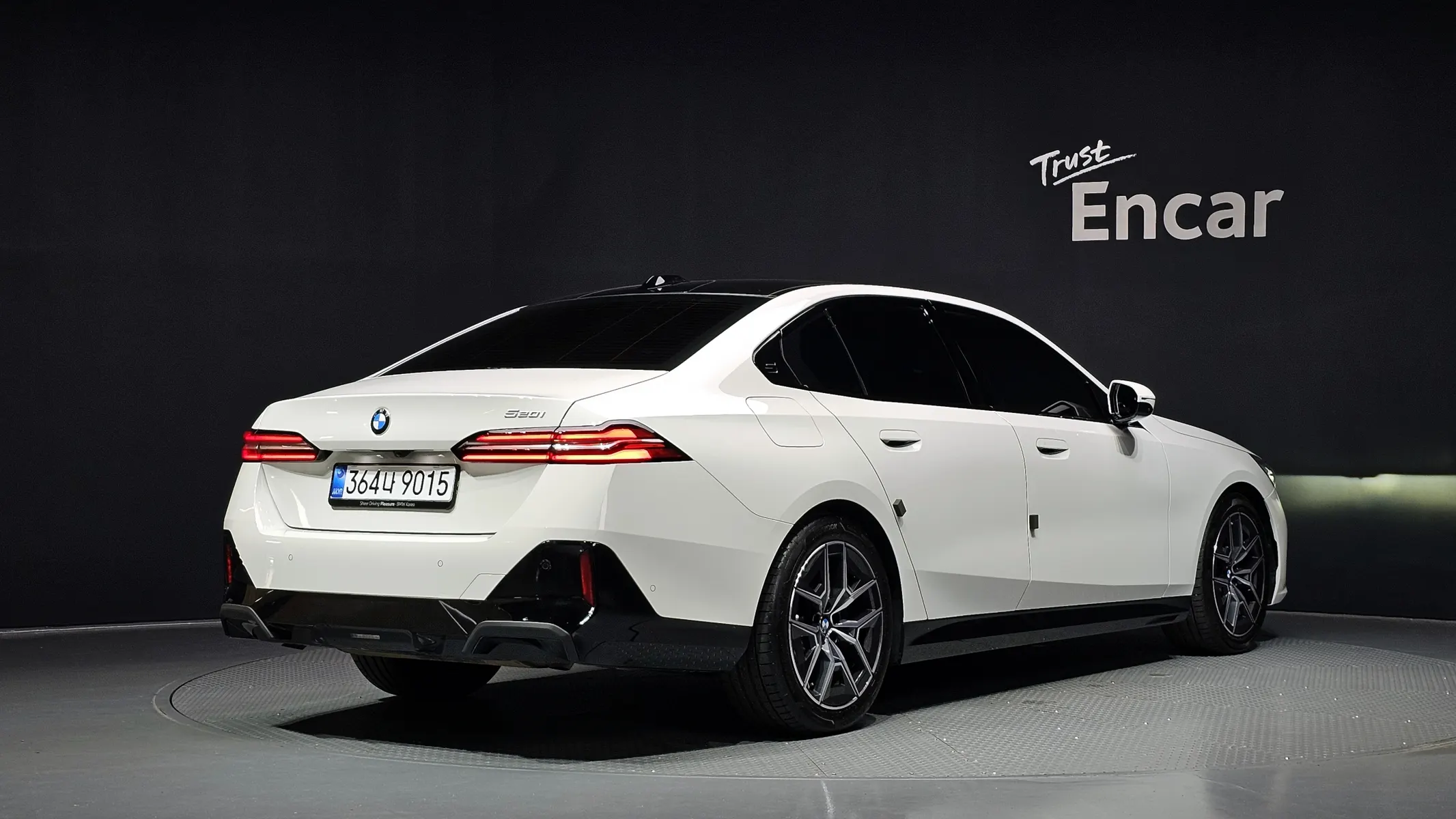 BMW 5 Series (G60) 520i M 2026 2/37