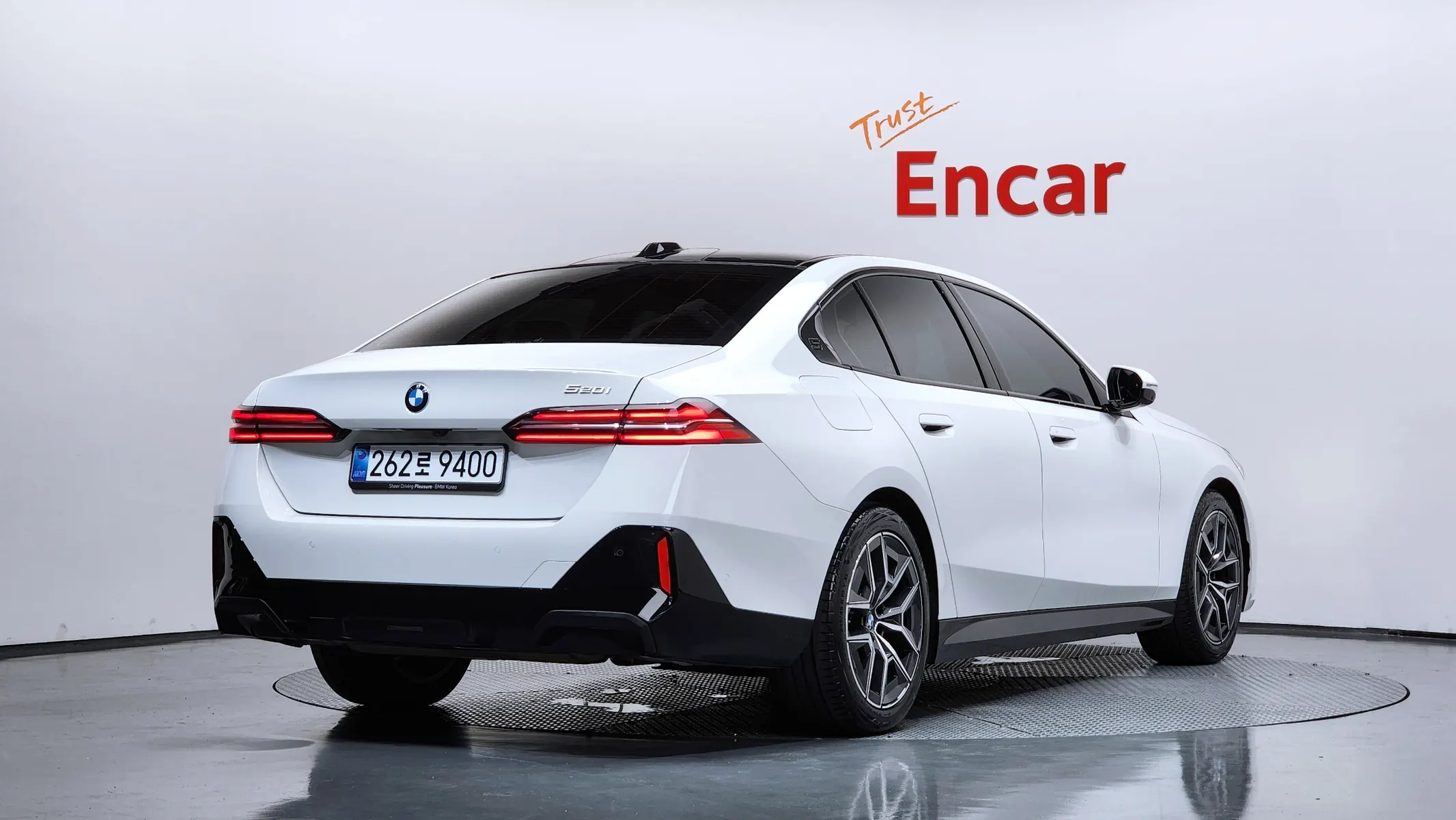 BMW 5 Series (G60) 520i M 2025 2/39