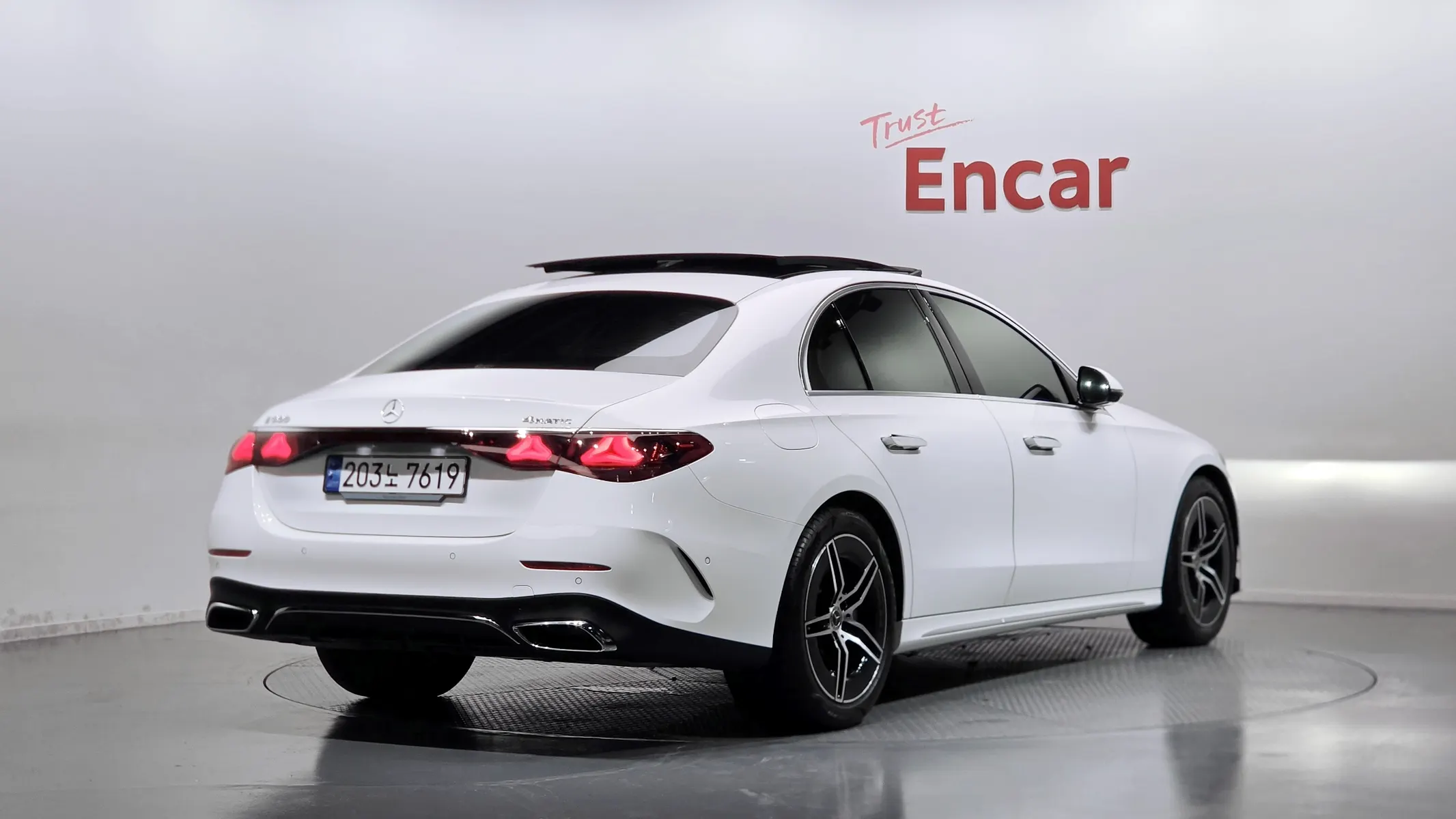 Mercedes-Benz E-Class W214 E300 4MATIC AMG Line 2024 2/31