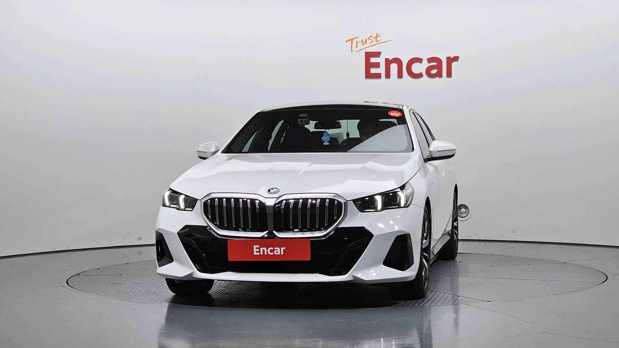 BMW 5 Series (G60) 530e M 2026 3/35