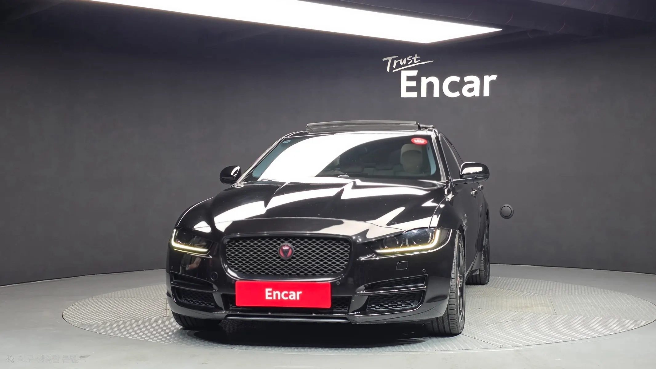 Jaguar XE 20t 2015 2/5