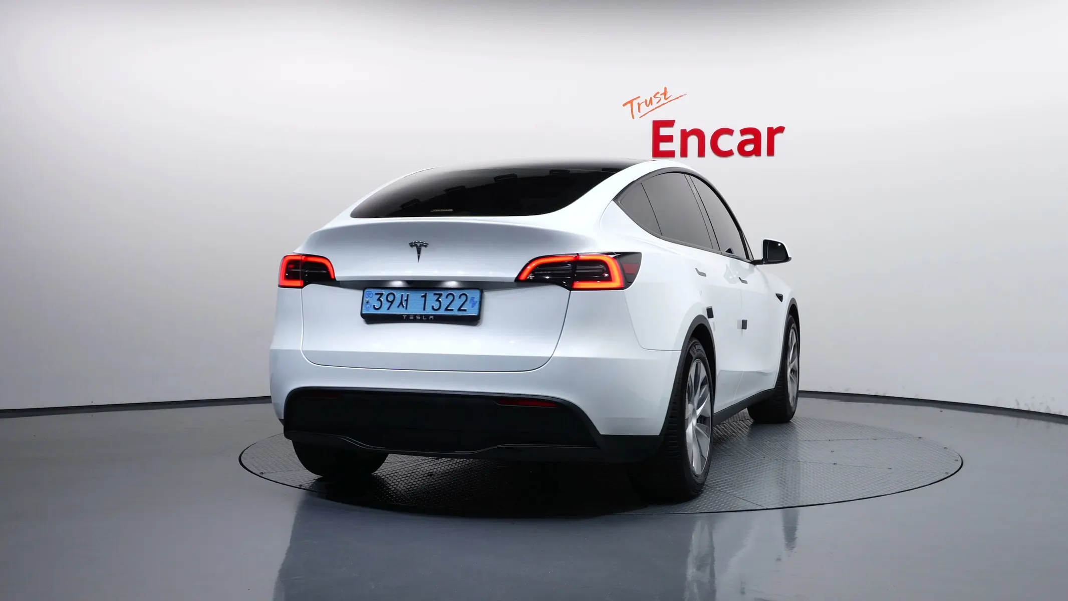 Tesla Y RWD 2023 3/5