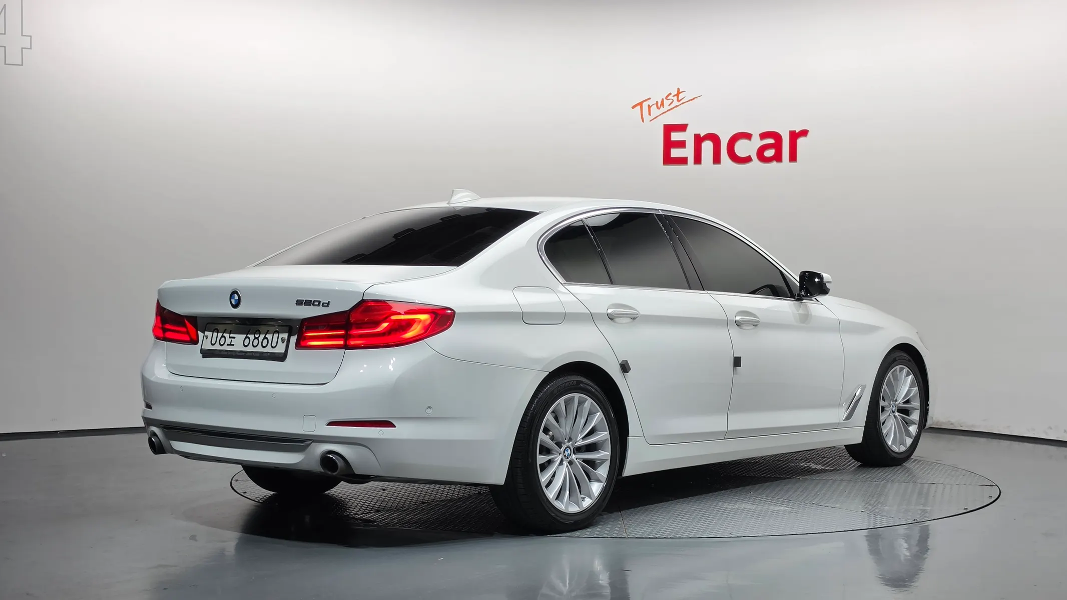 BMW 5 Series (G30) 520d 2018 2/39