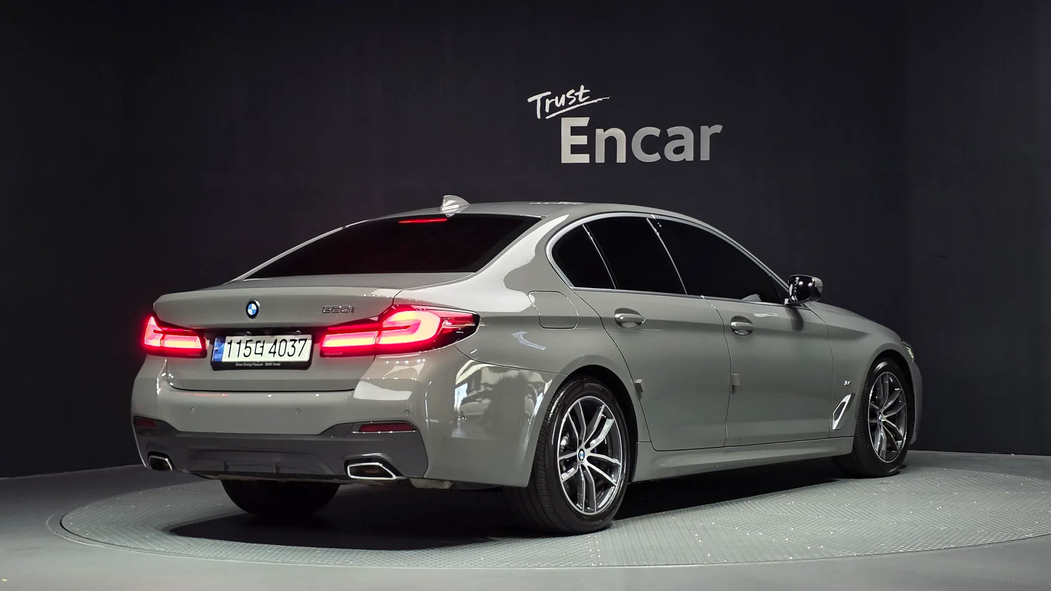 BMW 5 Series (G30) 520i M 2021 2/32