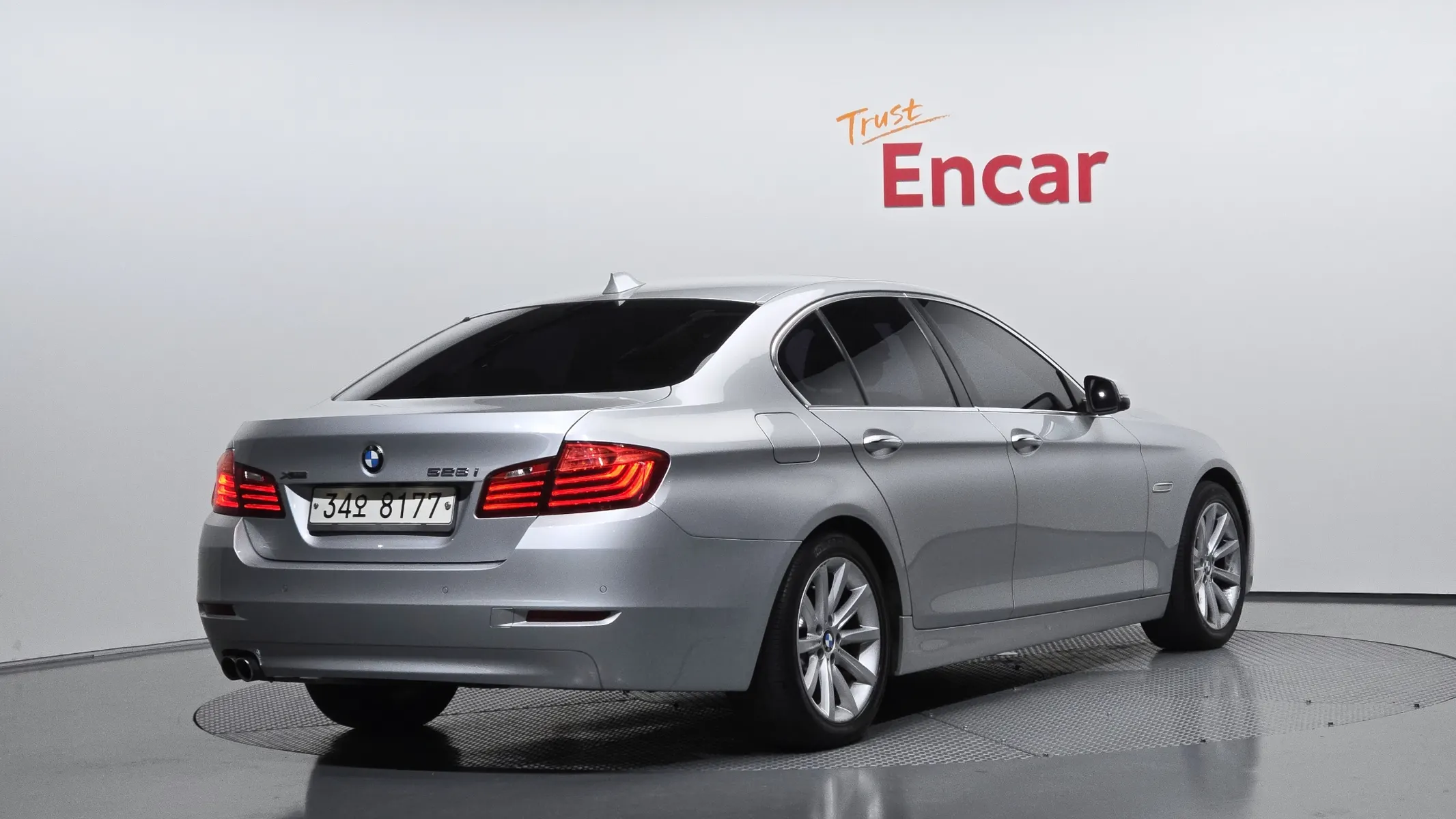 BMW 5 Series (F10) 528i xDrive 2014 2/31