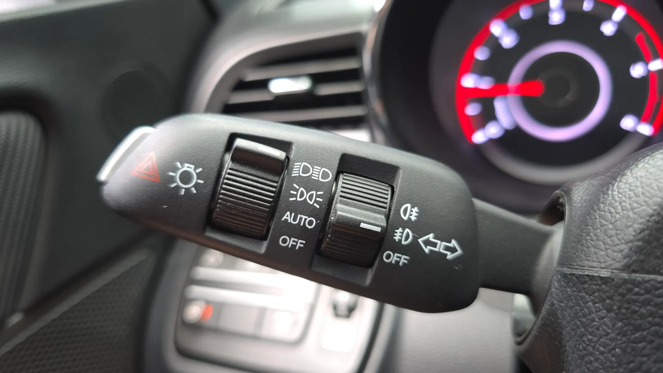 KG Mobility Tivoli LX 2WD 2016 30/31