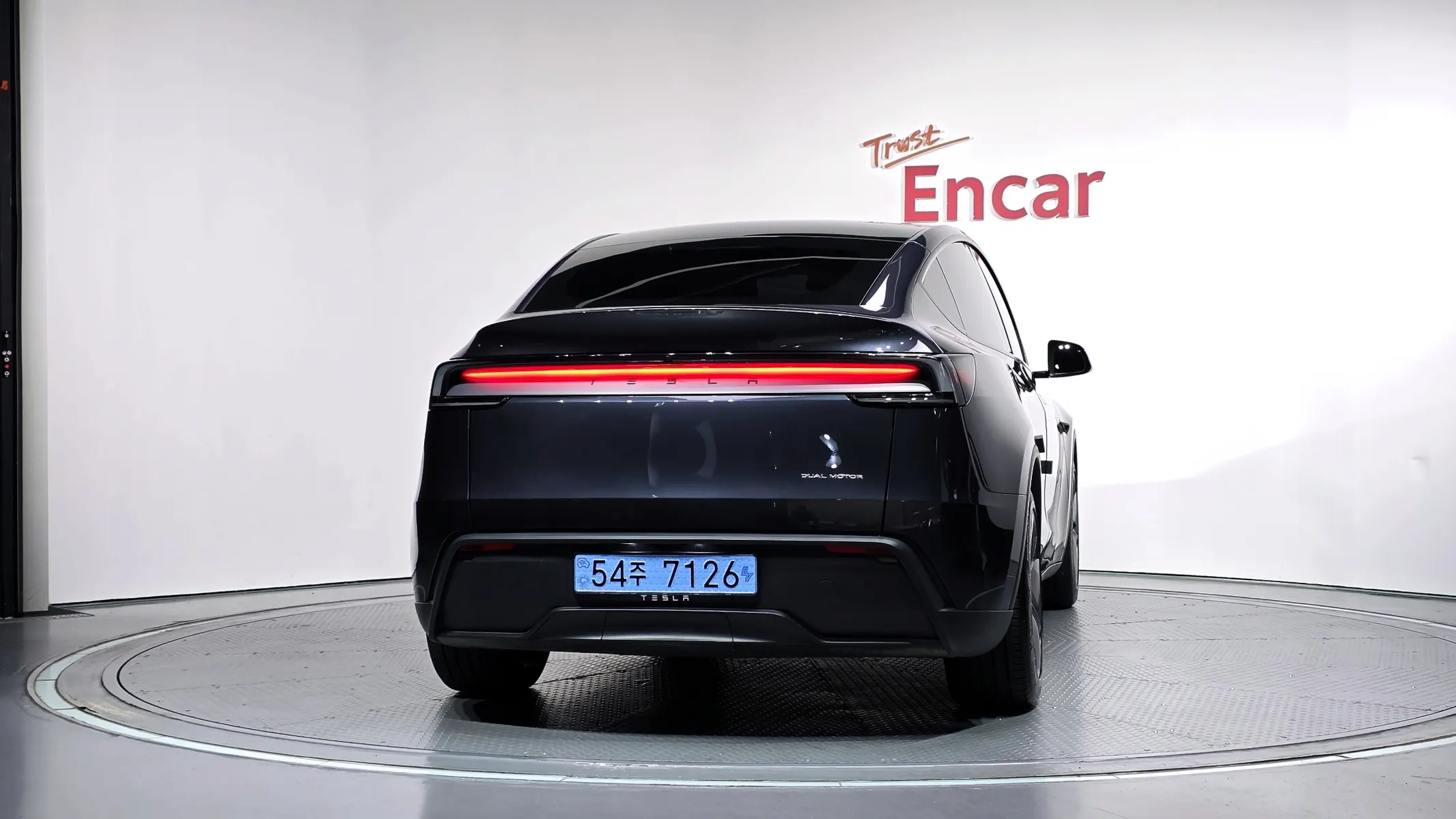 Tesla Y AWD 2026 3/5