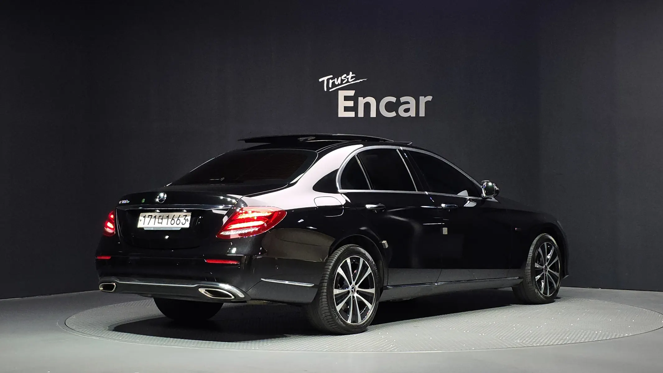 Mercedes-Benz E-Class W213 E300e 2019 2/31
