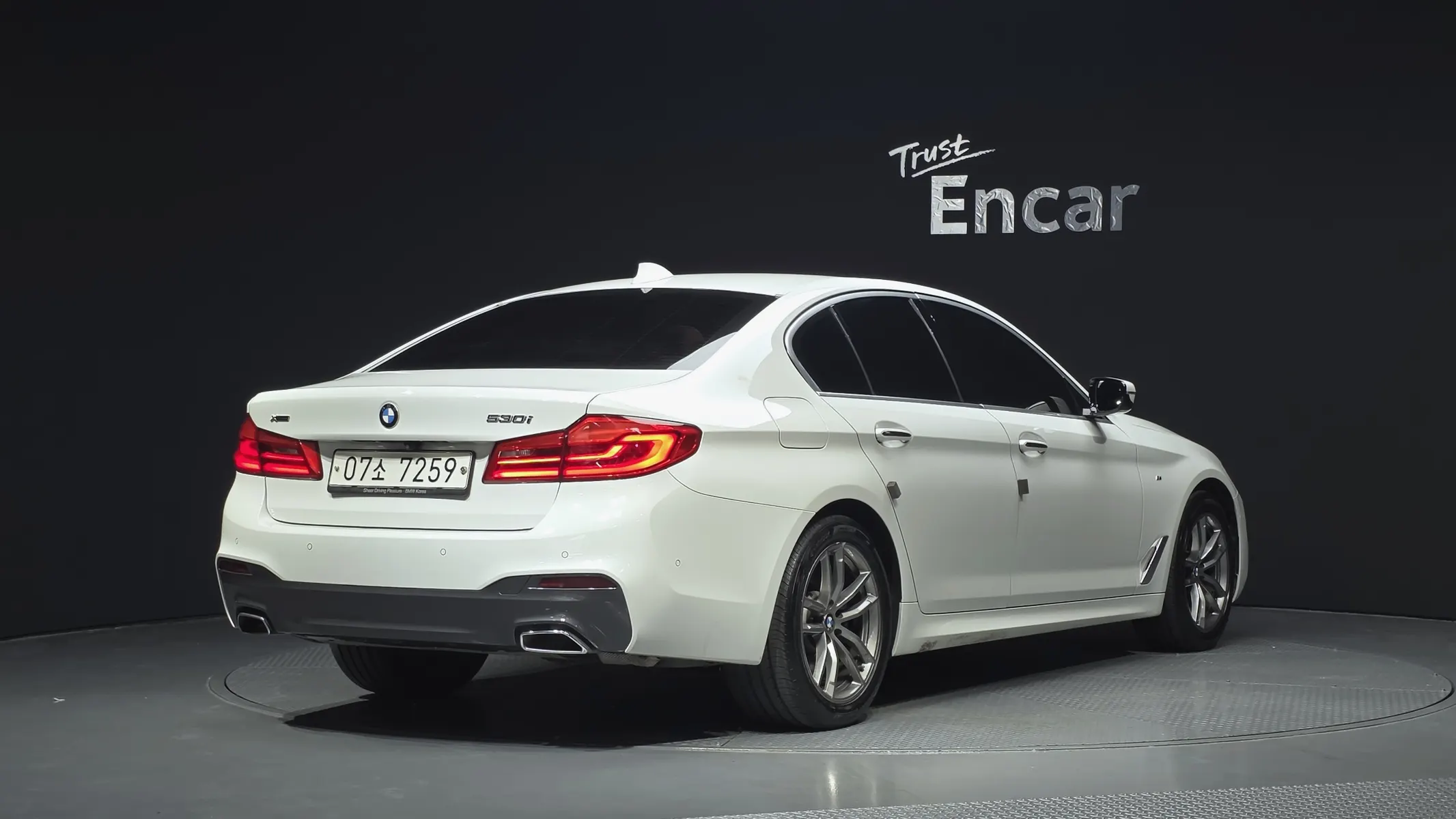 BMW 5 Series (G30) 530i xDrive M 2017 2/38
