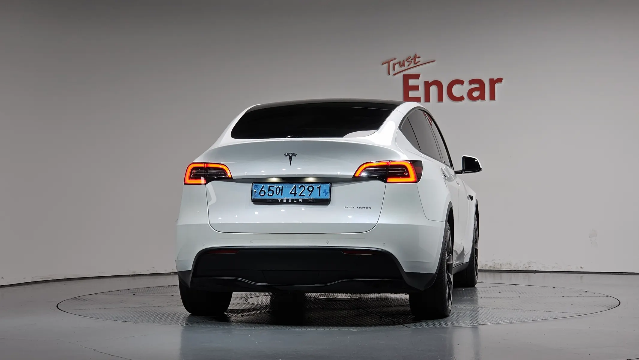 Tesla Y AWD 2021 3/5