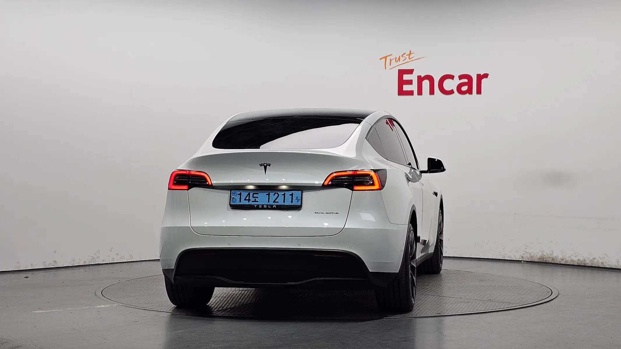 Tesla Y AWD 2021 3/5