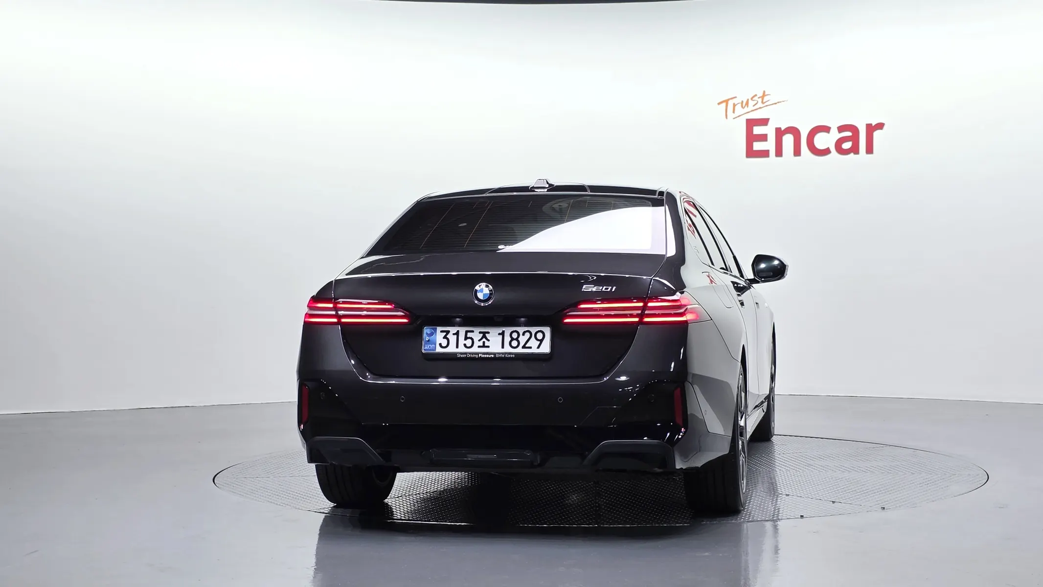 BMW 5 Series (G60) 520i M 2023 3/35