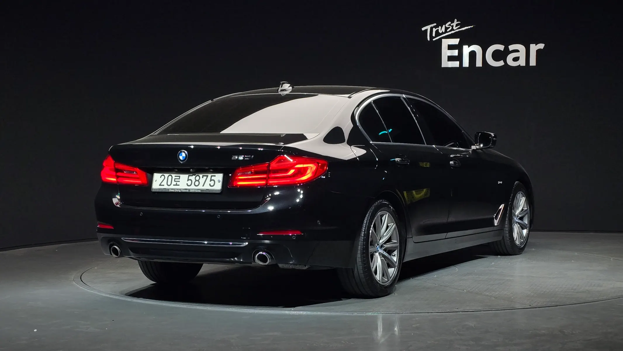 BMW 5 Series (G30) 520i 2018 2/21