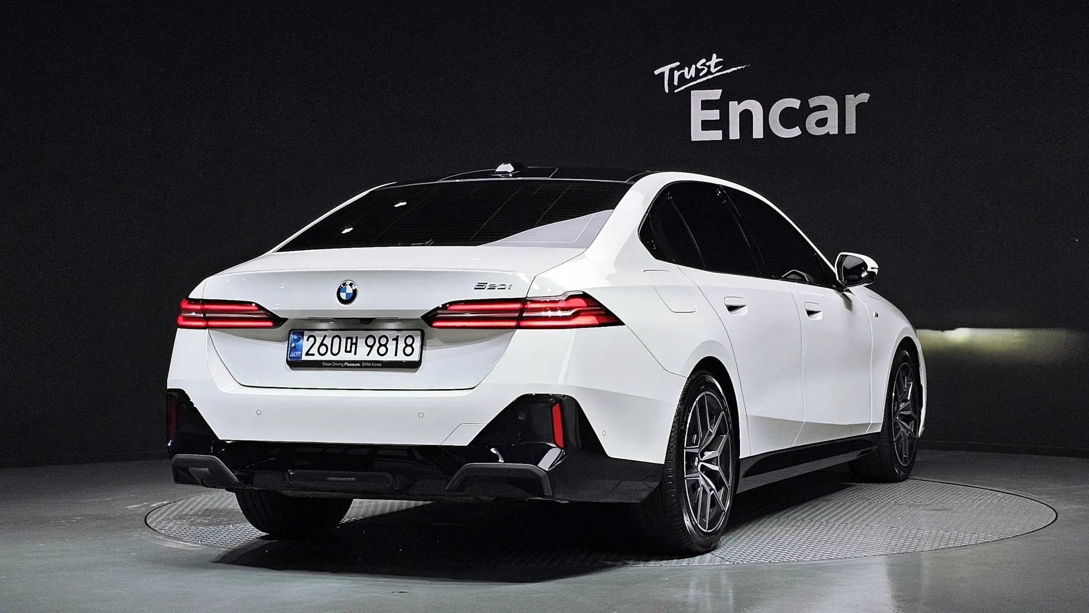 BMW 5 Series (G60) 520i M 2024 2/31