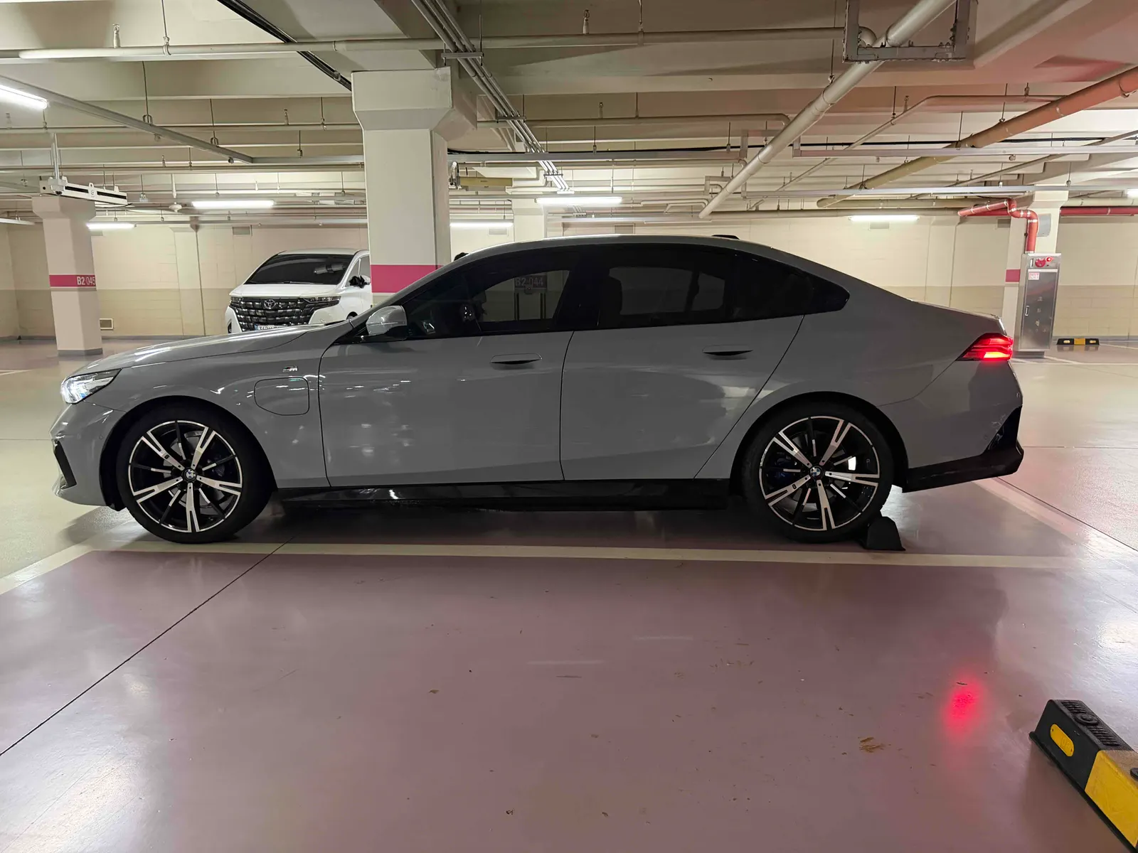 BMW 5 Series (G60) 530e M 2025 2/15