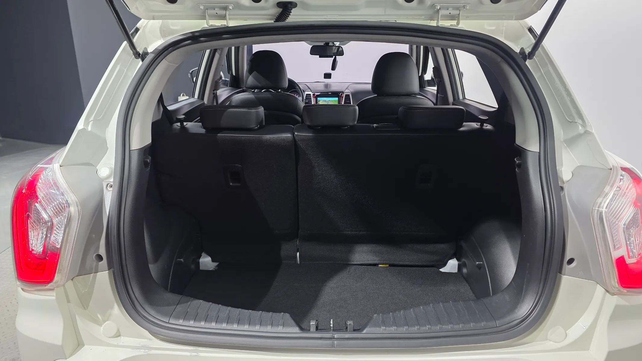KG Mobility Tivoli VX 2WD 2016 20/21