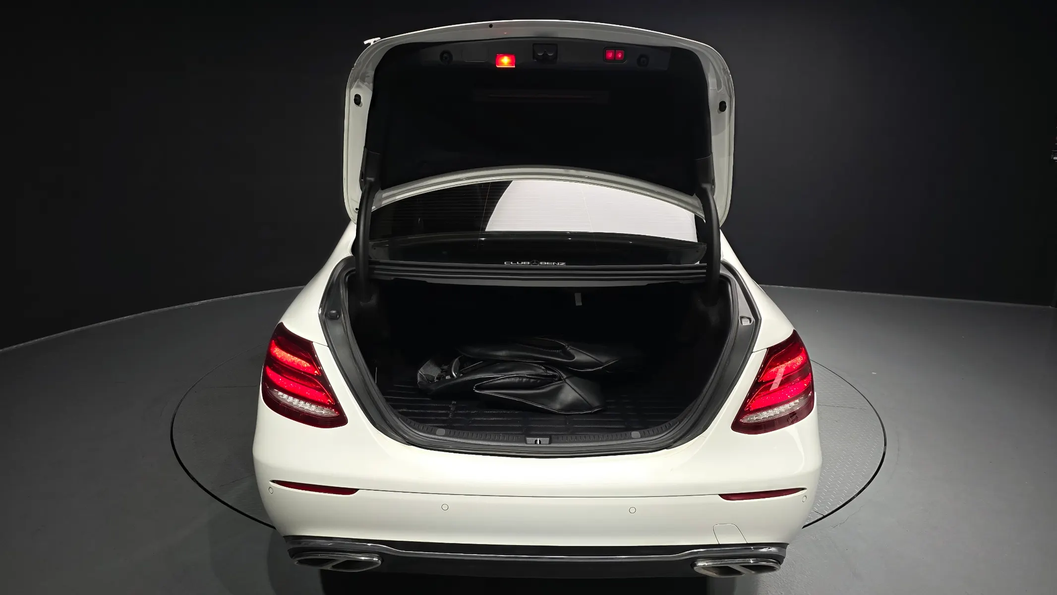 Mercedes-Benz E-Class W213 E220d 4MATIC 2017 20/21