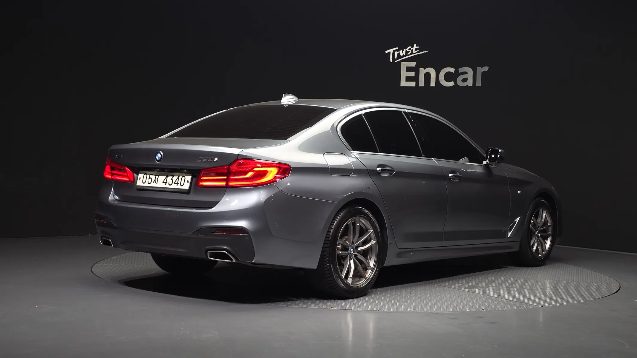 BMW 5 Series (G30) 520d xDrive M 2017 2/34