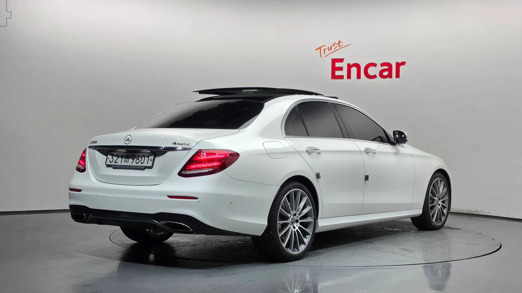 Mercedes-Benz E-Class W213 E350 4MATIC AMG Line 2019 2/36