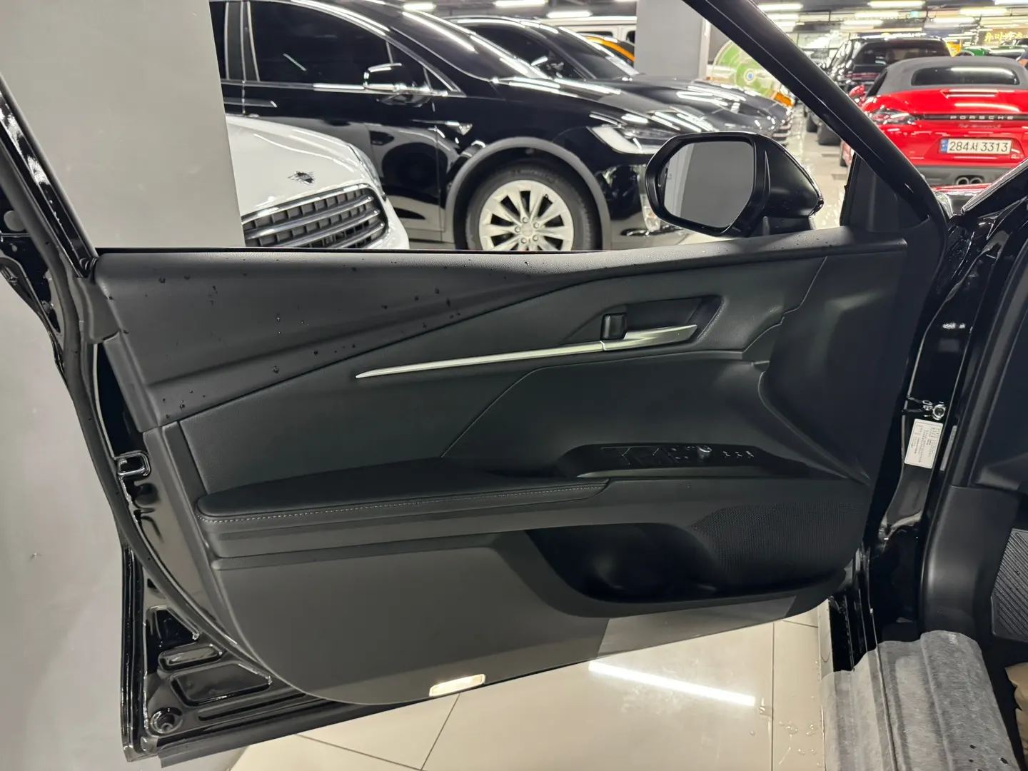 Toyota (XV80) 2.5 XLE 2026 3/5