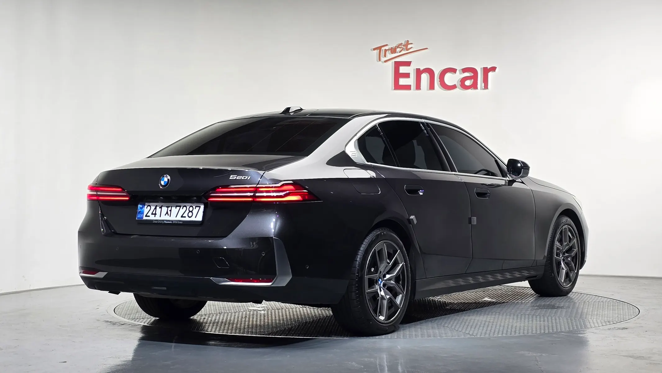 BMW 5 Series (G60) 520i 2023 2/33