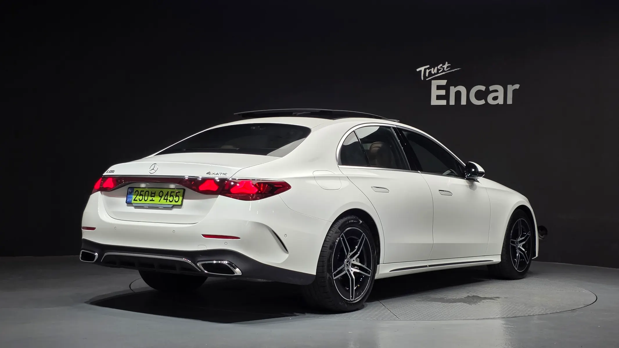 Mercedes-Benz E-Class W214 E300 4MATIC AMG Line 2026 2/37