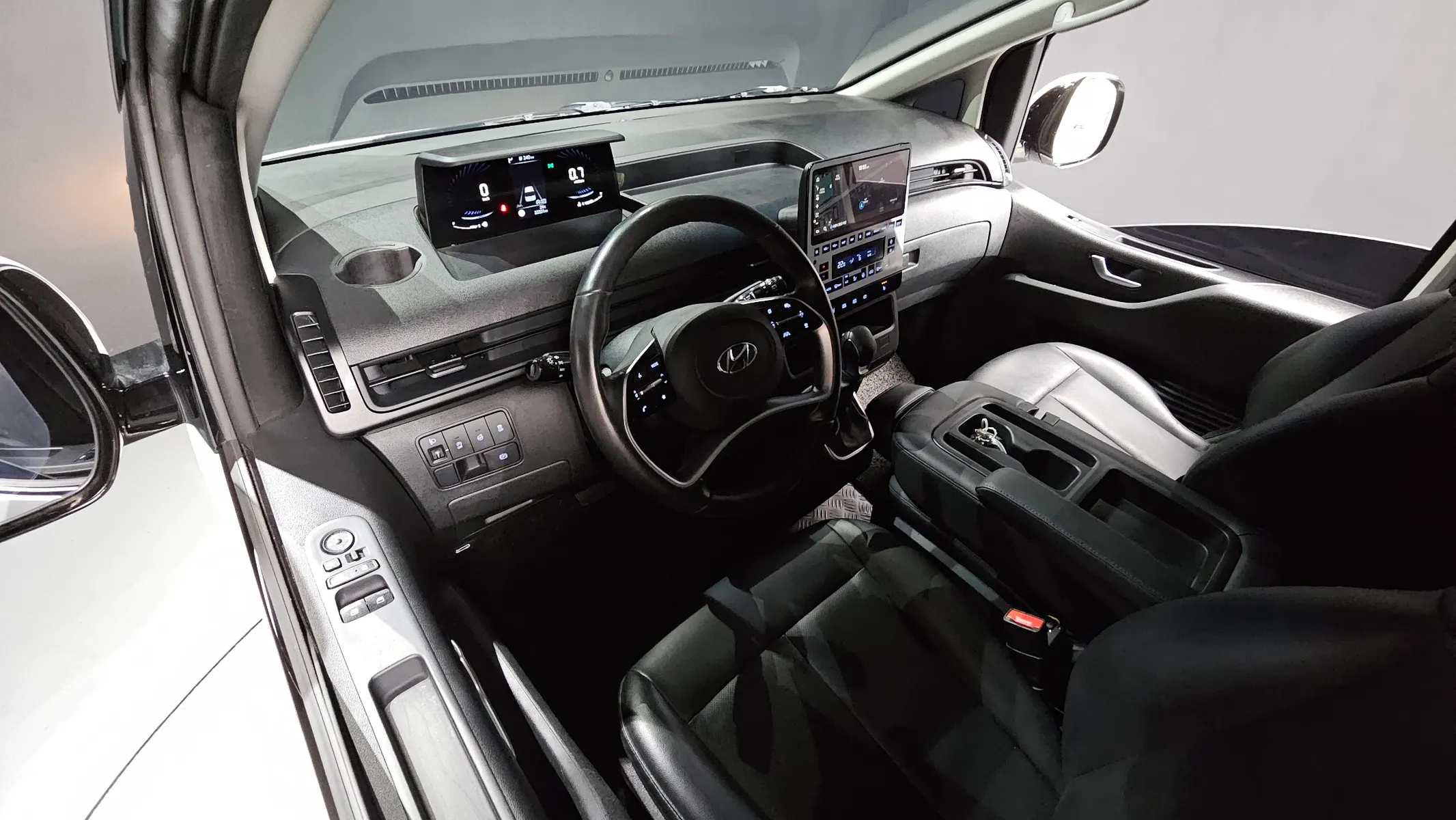 Hyundai Staria 3 2023 4/5
