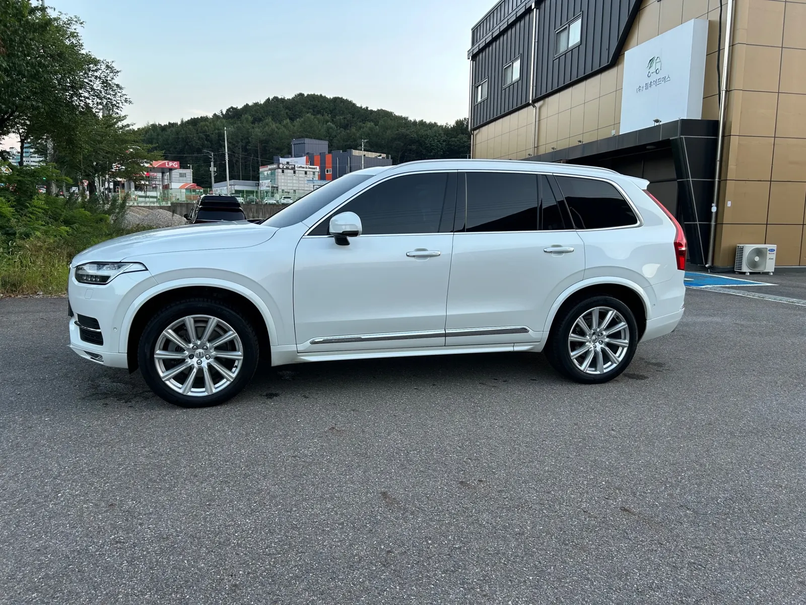 Volvo XC90 2 D5 2016 2/4