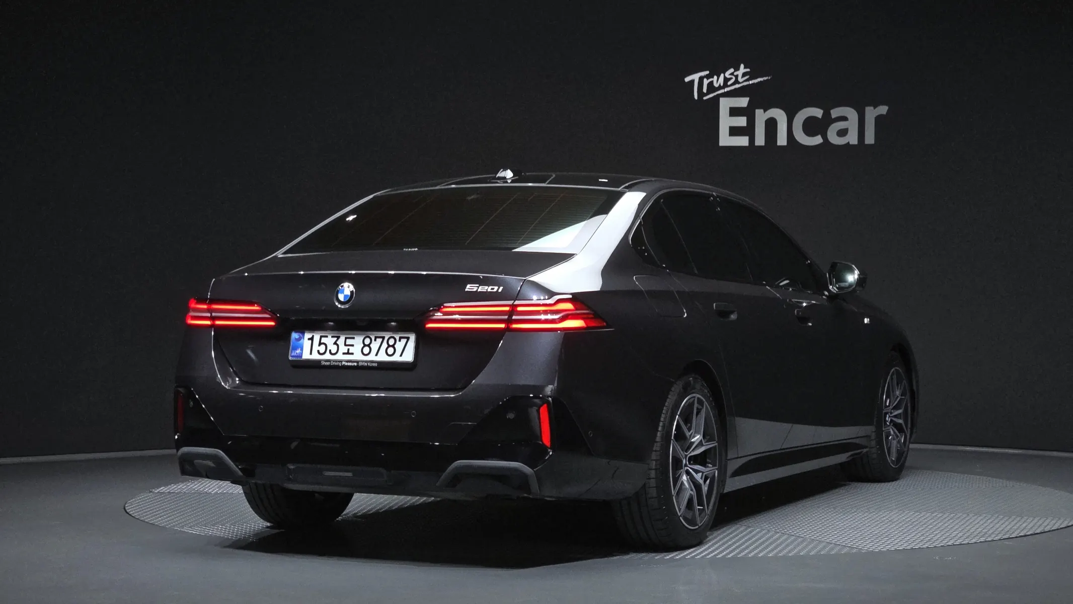 BMW 5 Series (G60) 520i M 2025 2/39
