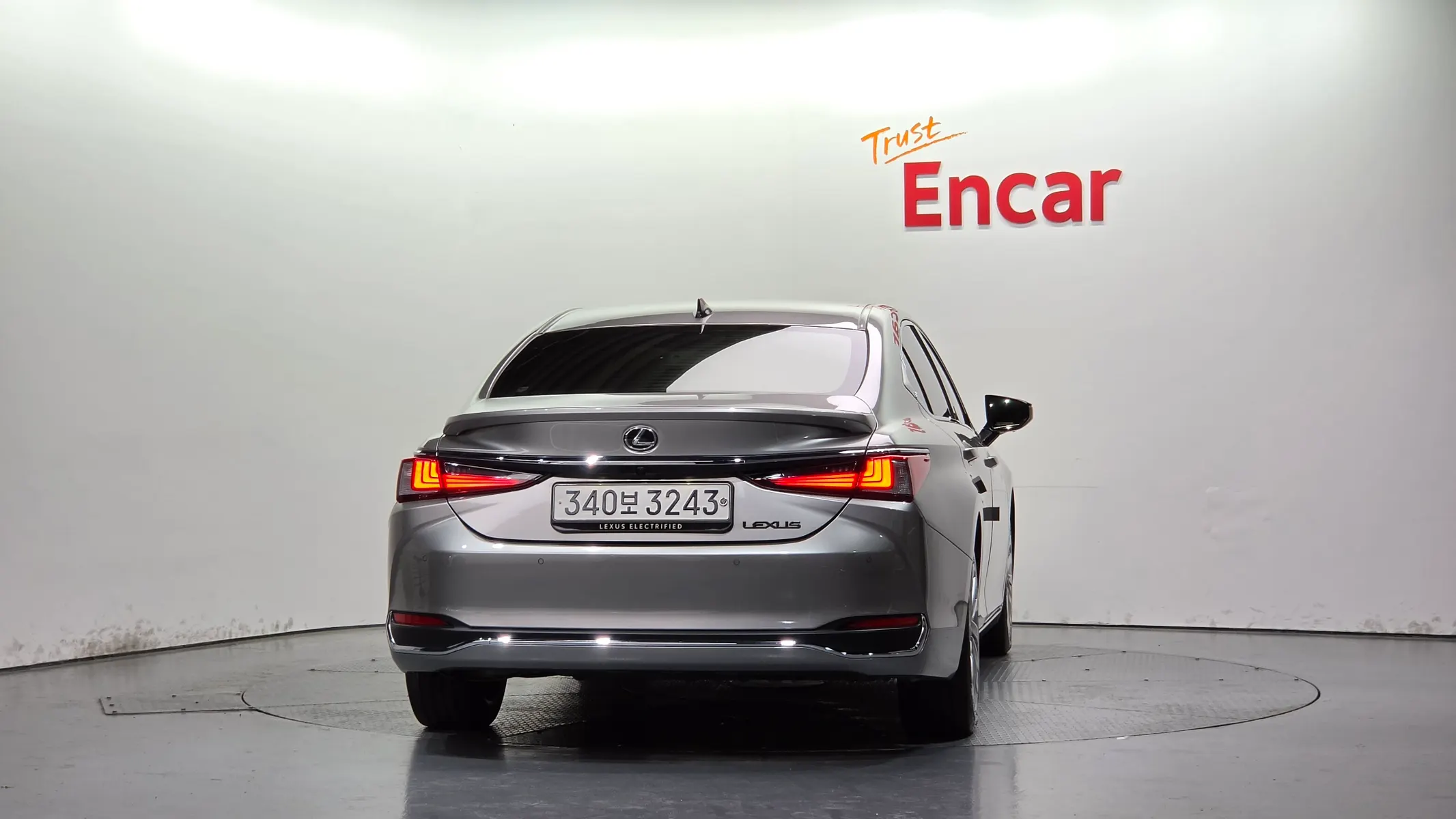 Lexus ES300h 7 2023 3/5