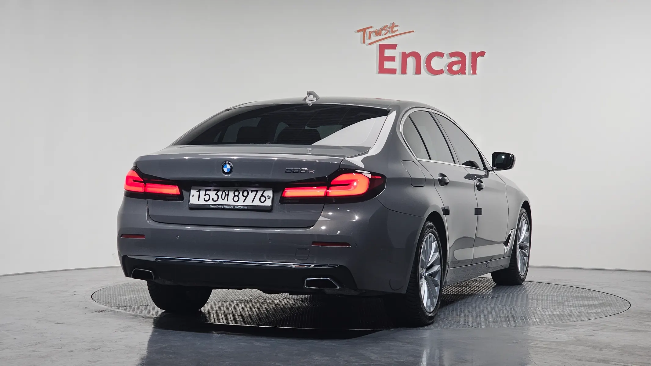 BMW 5 Series (G30) 530e 2020 2/21