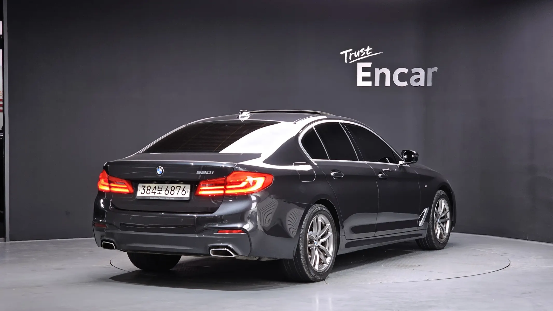 BMW 5 Series (G30) 520i M 2020 2/21