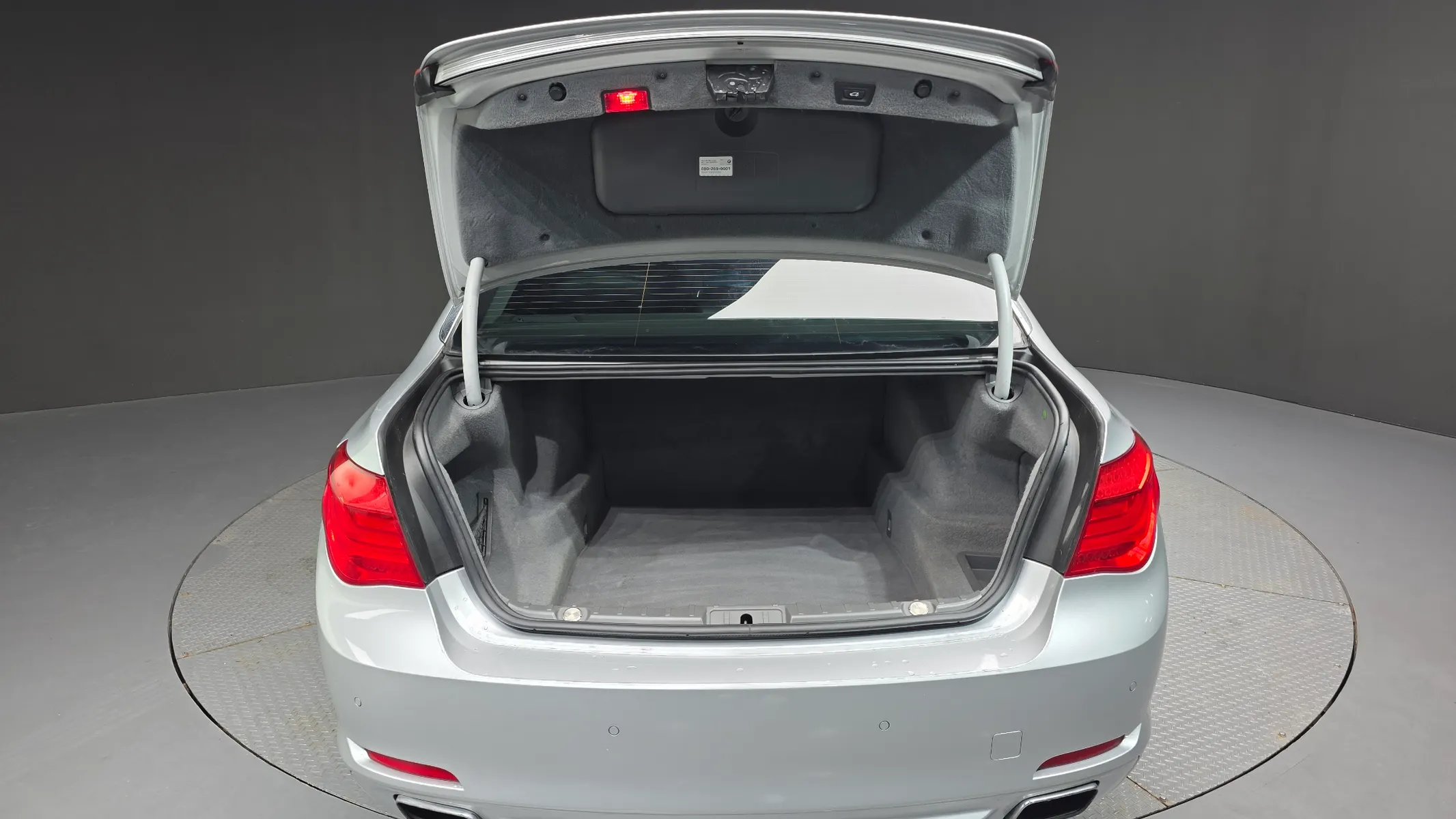 BMW 7 Series (F01) 750Li xDrive 2011 20/21